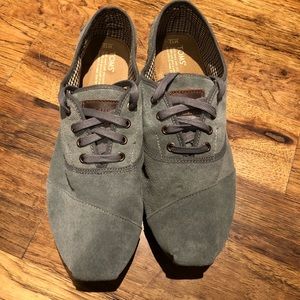 Men’s lace up Toms shoes